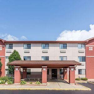 Super 8 By Wyndham St. Charles